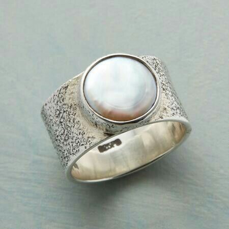 White Inlaid Pearl Silvered Ring