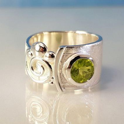 Vintage Olive Glass Silver Ring