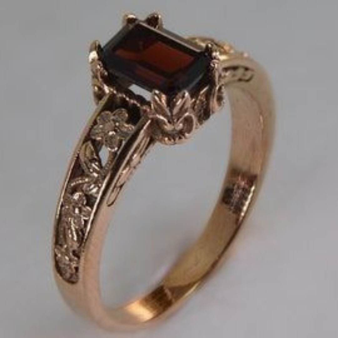 Red Inlaid Cubic Glass Gold Ring